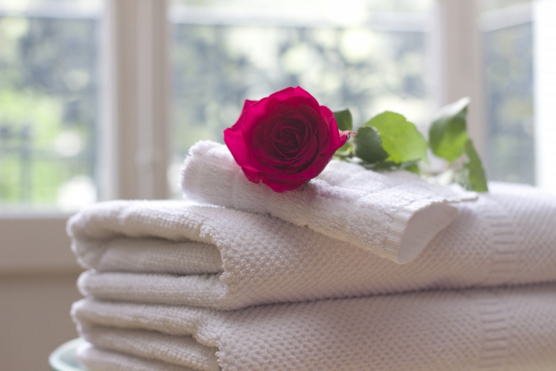 chambre-hote-ISOLA-min_towel_rose_clean_care_salon_spa_white_bath-731641